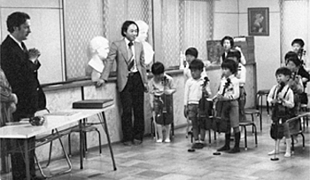 ５歳ころ（右端）。中央は中島顕先生、左端はダニール・シャフラン